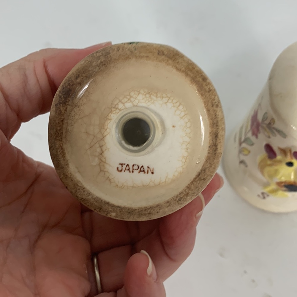 Vintage Country chicken salt& pepper shakers from Japan. Chickens with flowers - Picture 5 of 6